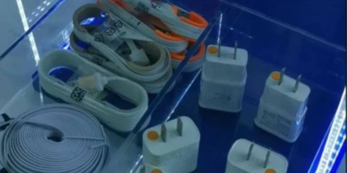 Mobile accessory organizer with removable tray Mobile accessory organizer with removable tray